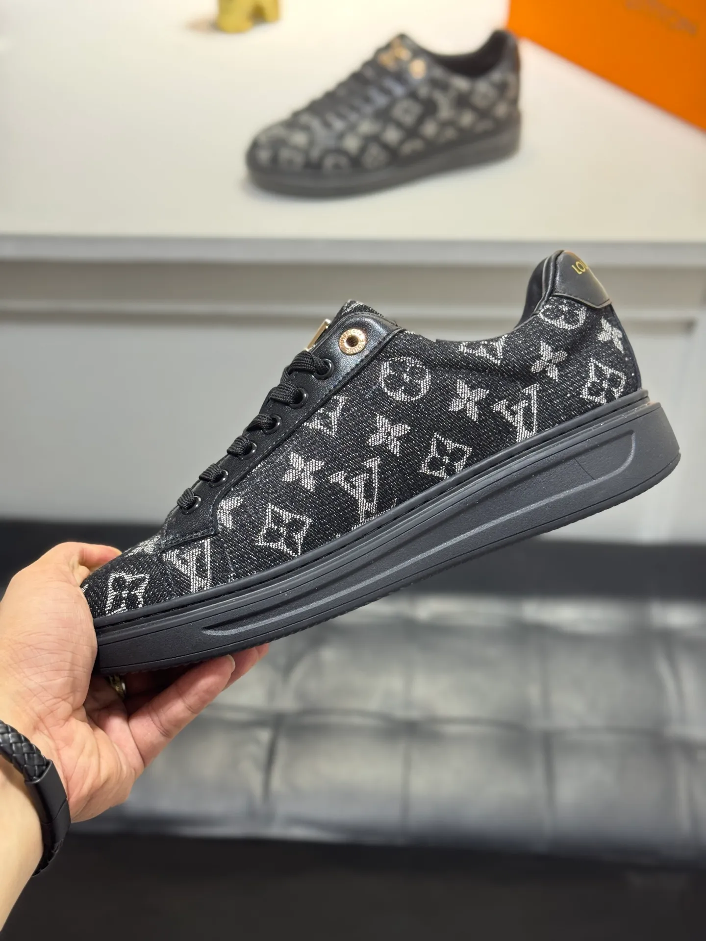 Men's shoes 💰400 [New style] 🐞🐞Top original order - LV [Louis Vuitton] counter new men's casual series! 🔥Globally limited edition💯The upper is made of cowhide with sheepskin lining➕Original rubber outsole, which is lighter and non-slip. Fashion focuses on trends, versatile and hot styles, simple yet tasteful! Exudes a fashionable and casual atmosphere, fashion is at your feet, and you are full of confidence! Multiple colors available. A must-have for fashionistas! Size: 38-44 (45 customized